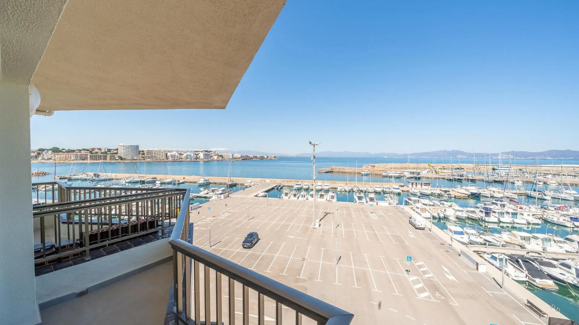 Beautiful Renovated Apartment With Views L' Escala