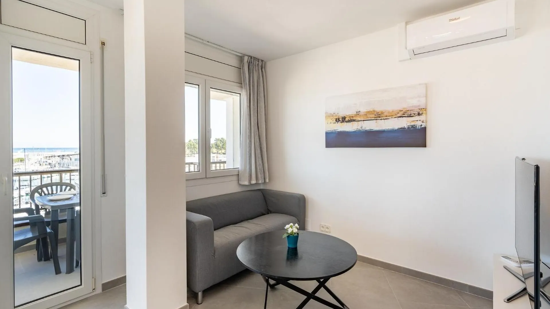 Beautiful Renovated Apartment With Views L' Escala