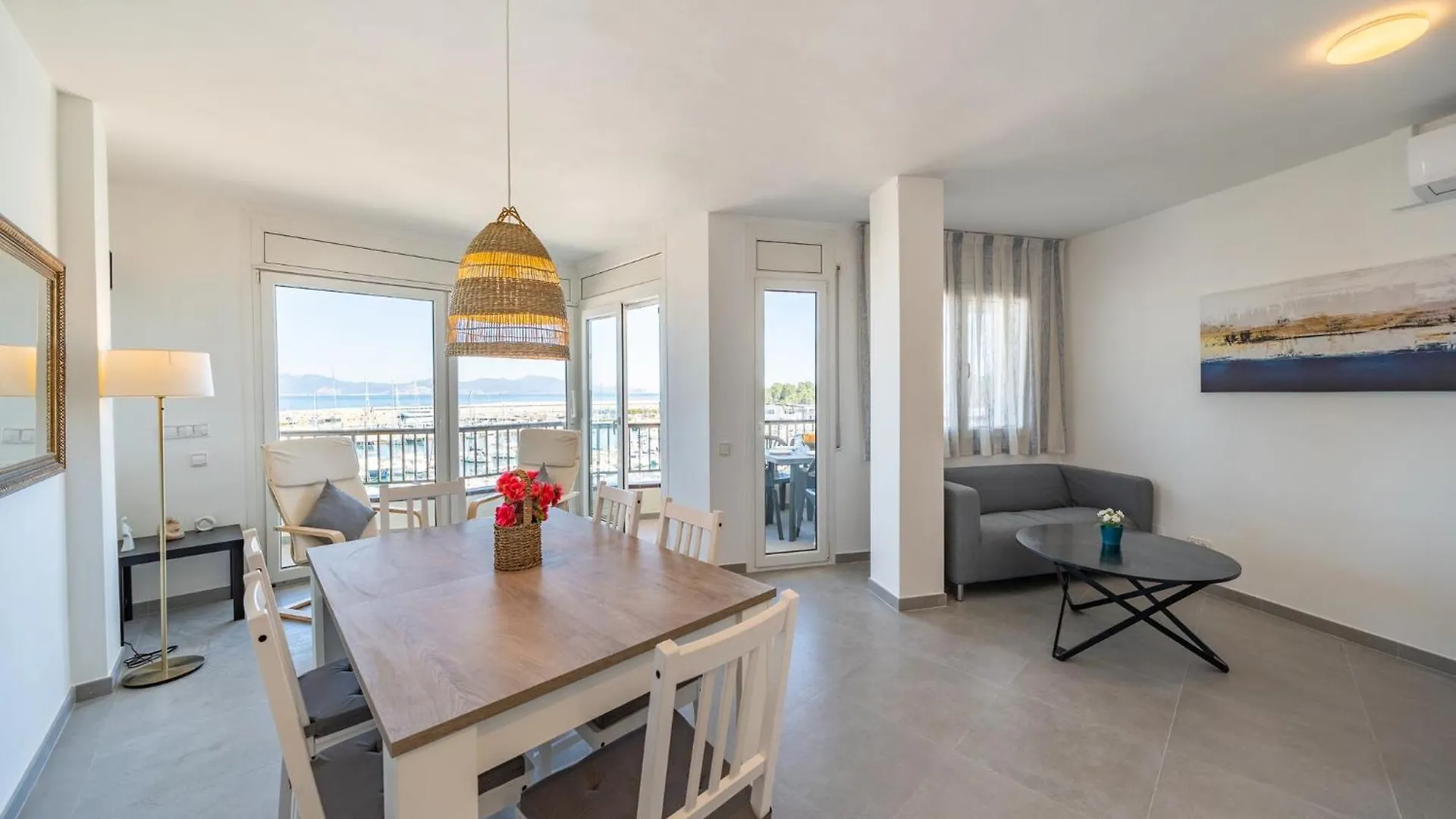 Beautiful Renovated Apartment With Views L' Escala